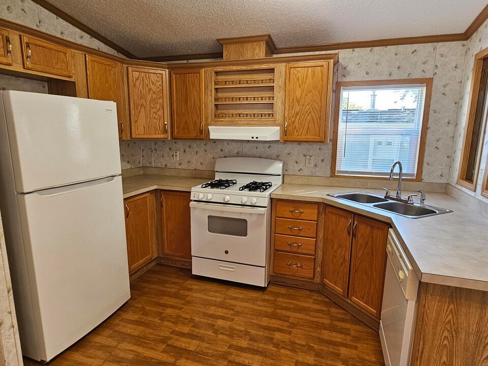 20 Kris Ann Dr in New Hartford, NY - Building Photo