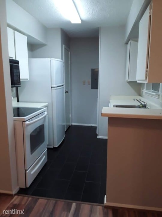 7600 Emmett F Lowry Expy in Texas City, TX - Building Photo