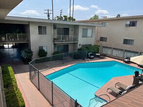 The Markwell Plaza in Valley Village, CA - Foto de edificio - Building Photo
