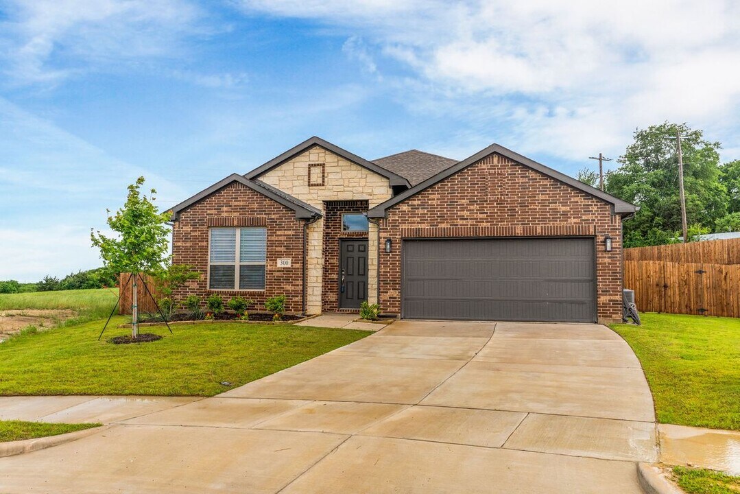300 Heritage Grv Rd in Blue Ridge, TX - Building Photo