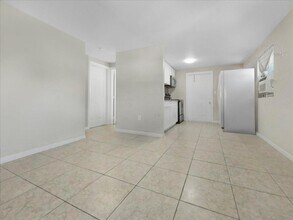 2495 Bayside St, Unit B in Naples, FL - Building Photo - Building Photo