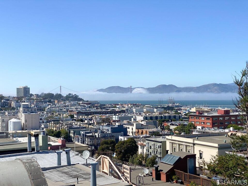 352 Chestnut St in San Francisco, CA - Building Photo