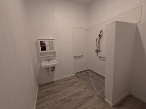 10501 Wilmington Ave in Los Angeles, CA - Foto de edificio - Building Photo