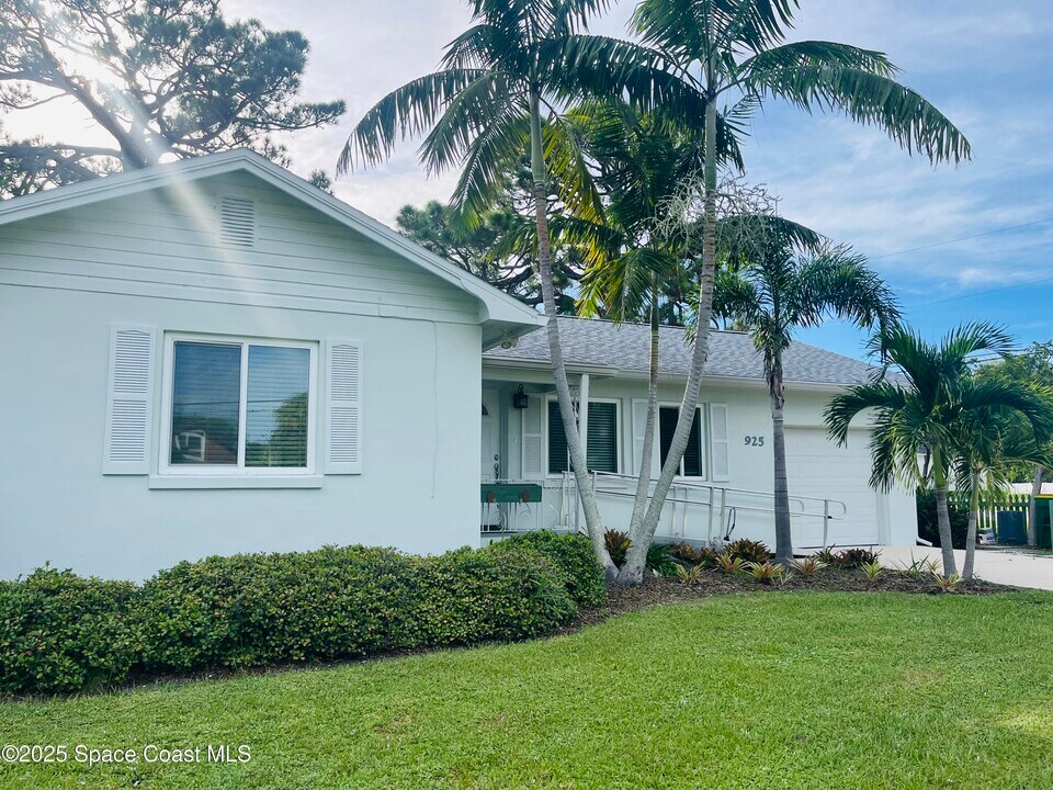 925 S Tropical Trail in Merritt Island, FL - Building Photo