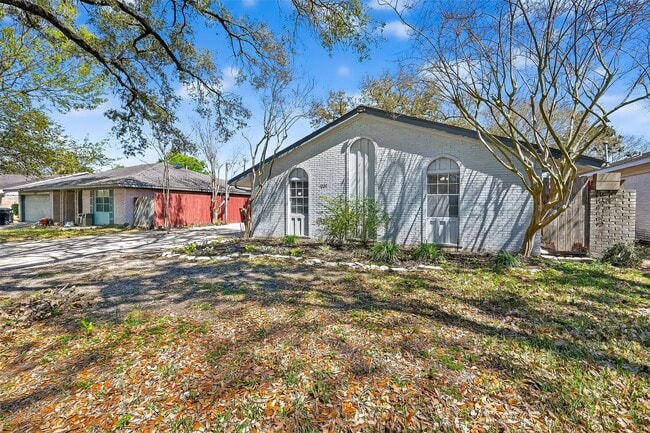 12211 Chimney Rock Rd in Houston, TX - Building Photo - Building Photo