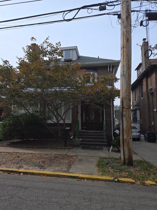 225 79TH St in North Bergen, NJ - Building Photo