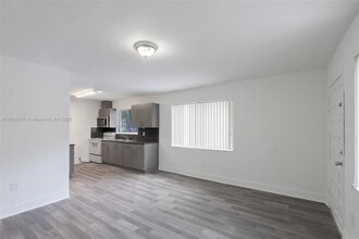 2325 NW 29th St in Miami, FL - Building Photo - Building Photo