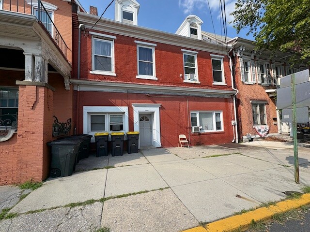 157 W High St in Womelsdorf, PA - Building Photo