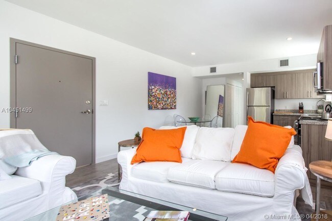 165 NW 39th St-Unit -1 and 2 in Miami, FL - Building Photo - Building Photo