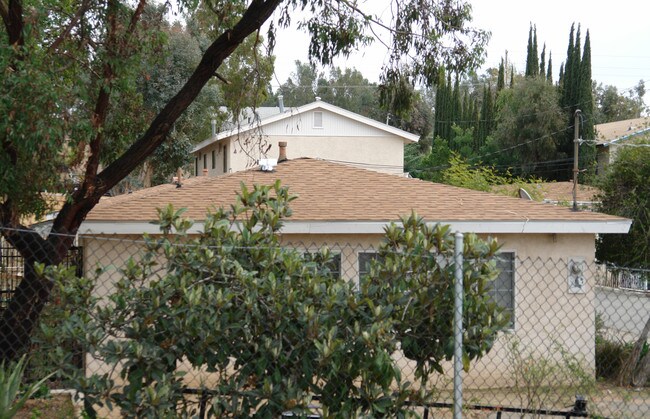 1122 S Vine St in Fallbrook, CA - Building Photo - Building Photo