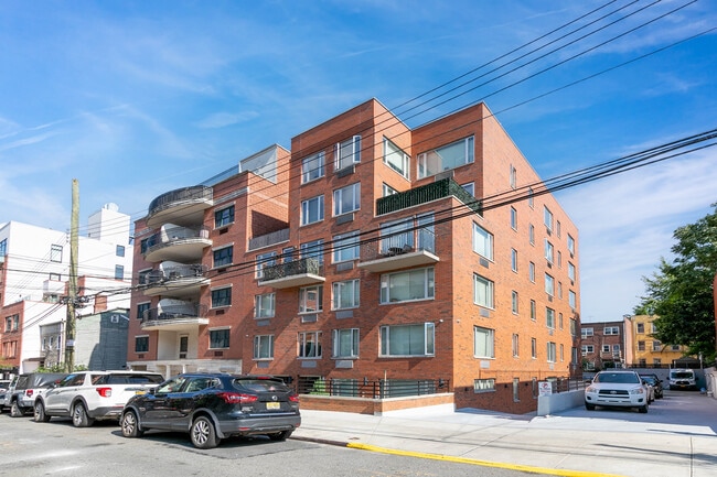 Penelope Residences in Astoria, NY - Foto de edificio - Building Photo