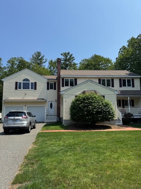 14 Moss St in Burlington, MA - Foto de edificio - Building Photo