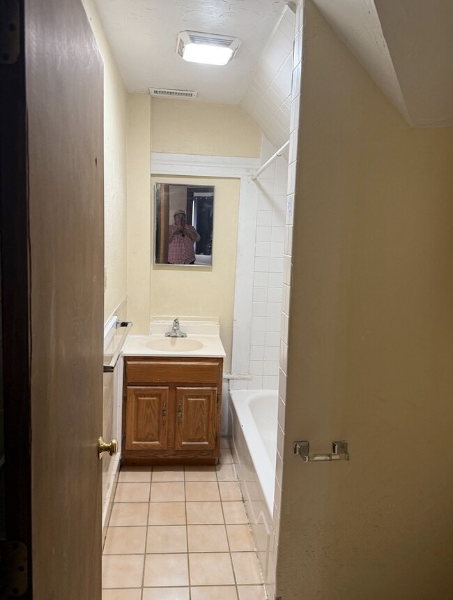 2 Schussler Rd, Unit 1 in Worcester, MA - Foto de edificio - Building Photo