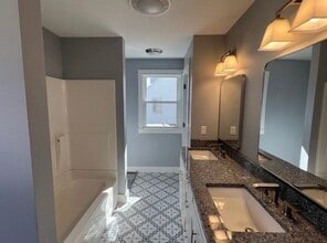 19 Pond St, Unit 1 in Westerly, RI - Foto de edificio - Building Photo