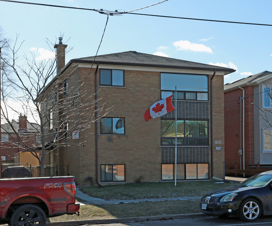 823 Cosburn Ave in Toronto, ON - Building Photo