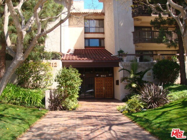 8512 Tuscany Ave-Unit -403 in Los Angeles, CA - Foto de edificio