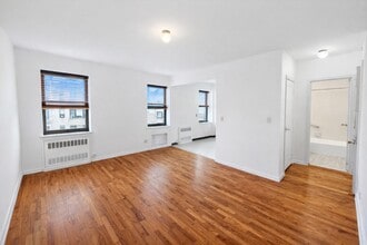 689 Fort Washington Ave in New York, NY - Building Photo - Building Photo