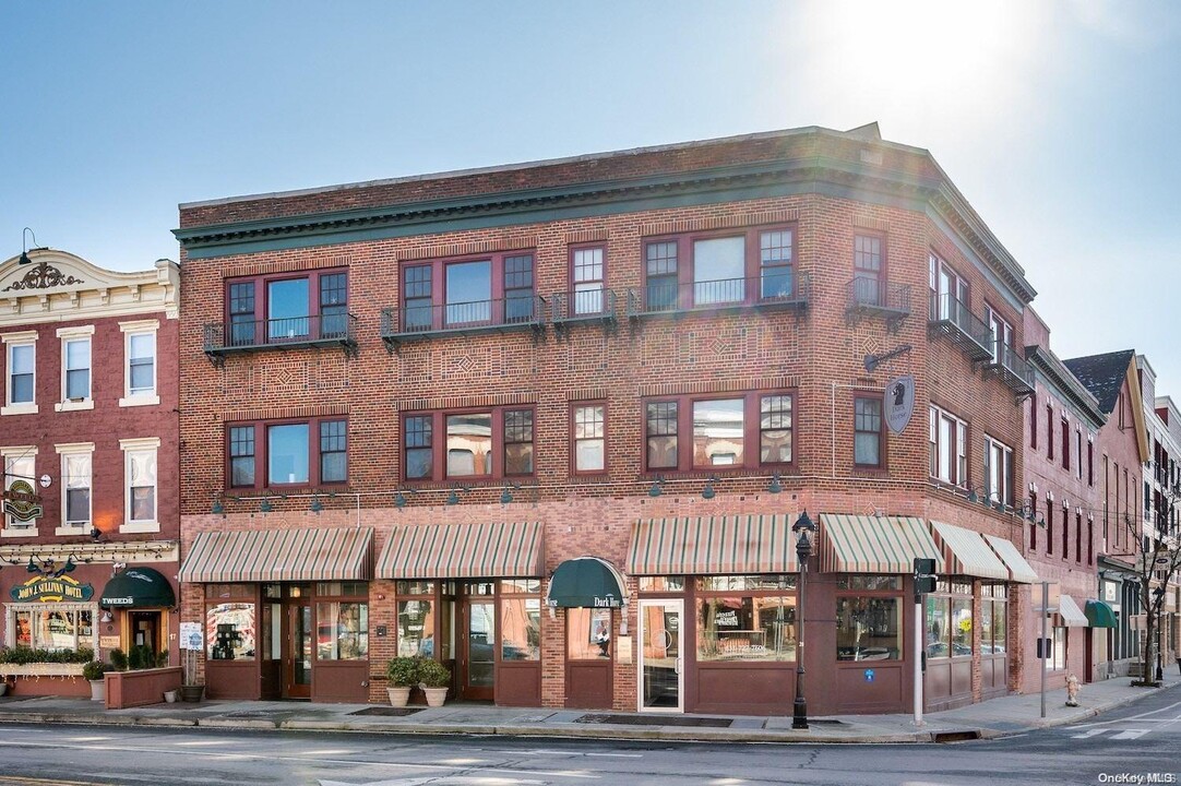 1 E Main St-Unit -5 in Riverhead, NY - Building Photo