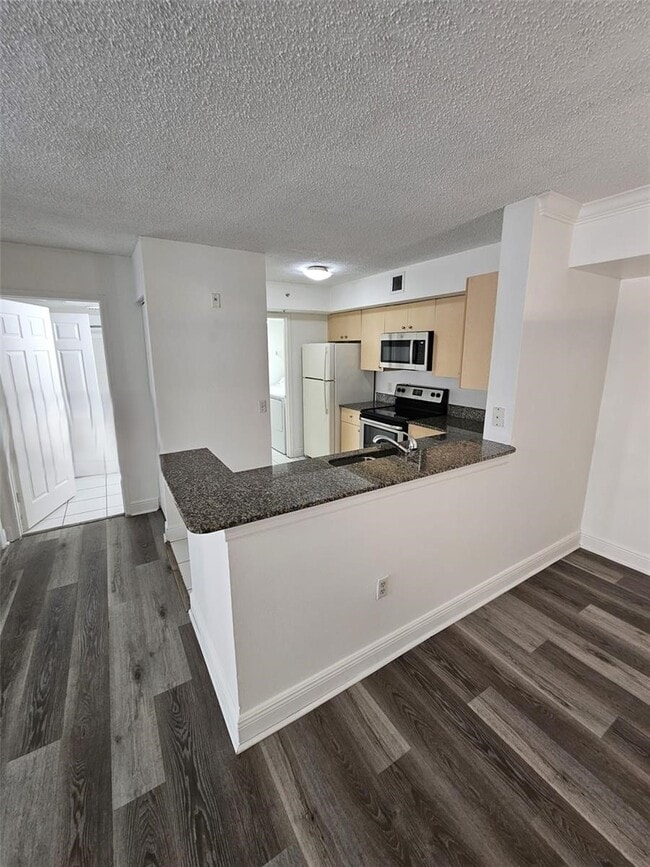 2451 Centergate Dr, Unit 204 in Miramar, FL - Building Photo - Building Photo
