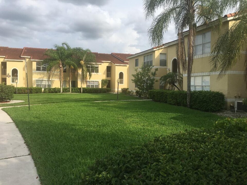 12430 Vista Isles Dr, Unit 1311 in Plantation, FL - Foto de edificio