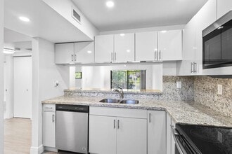 10145 NW 9th St Cir in Miami, FL - Building Photo - Building Photo