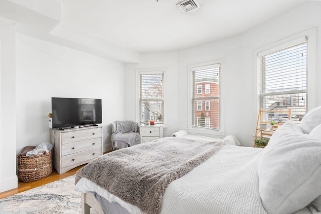 142 Boston St in Boston, MA - Building Photo - Building Photo