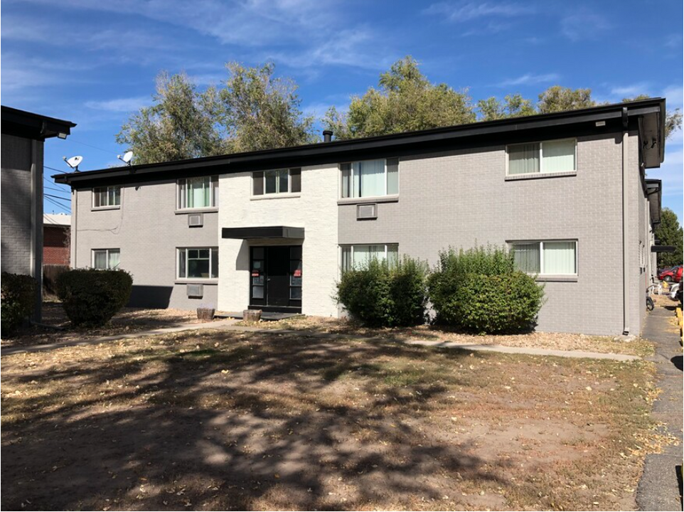 Oak Street Apartment Suites in Wheat Ridge, CO - Building Photo