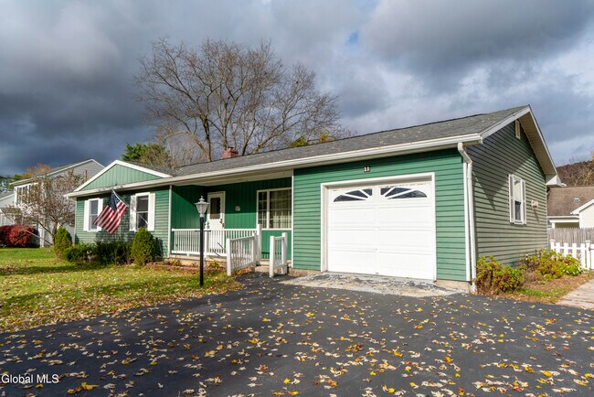11 Keyes St in Warrensburg, NY - Building Photo - Building Photo