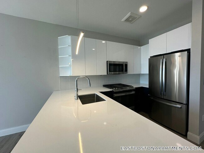 656 Saratoga St in Boston, MA - Building Photo - Building Photo