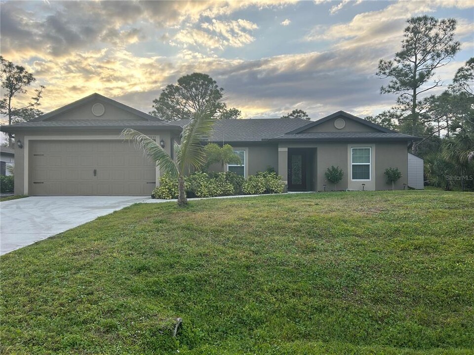 3833 Basket St in North Port, FL - Building Photo