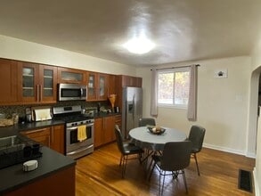 2512 Burham St in Pittsburgh, PA - Foto de edificio - Building Photo