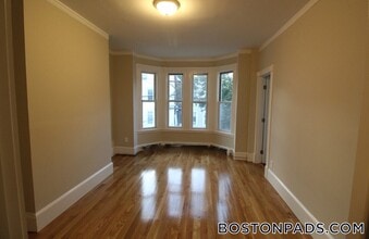 125 Princeton St, Unit 2 in Boston, MA - Foto de edificio - Building Photo