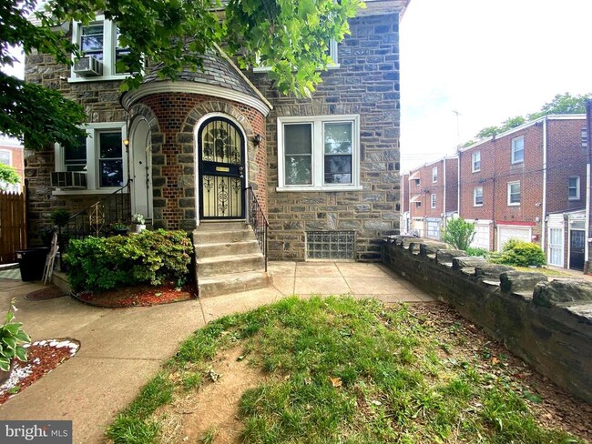 1463 Howell St in Philadelphia, PA - Building Photo - Building Photo