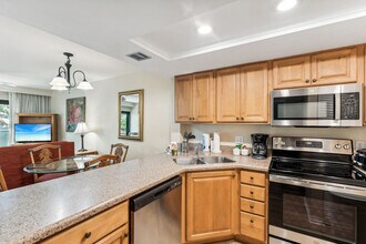 600 Neapolitan Way in Naples, FL - Foto de edificio - Building Photo
