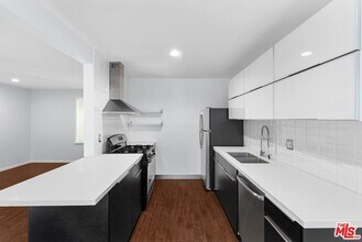 612 Huntley Dr in West Hollywood, CA - Foto de edificio - Building Photo