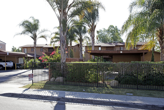 1535 S Maple in Escondido, CA - Foto de edificio - Building Photo