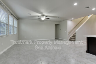 5519 Burr Bluff in San Antonio, TX - Foto de edificio - Building Photo