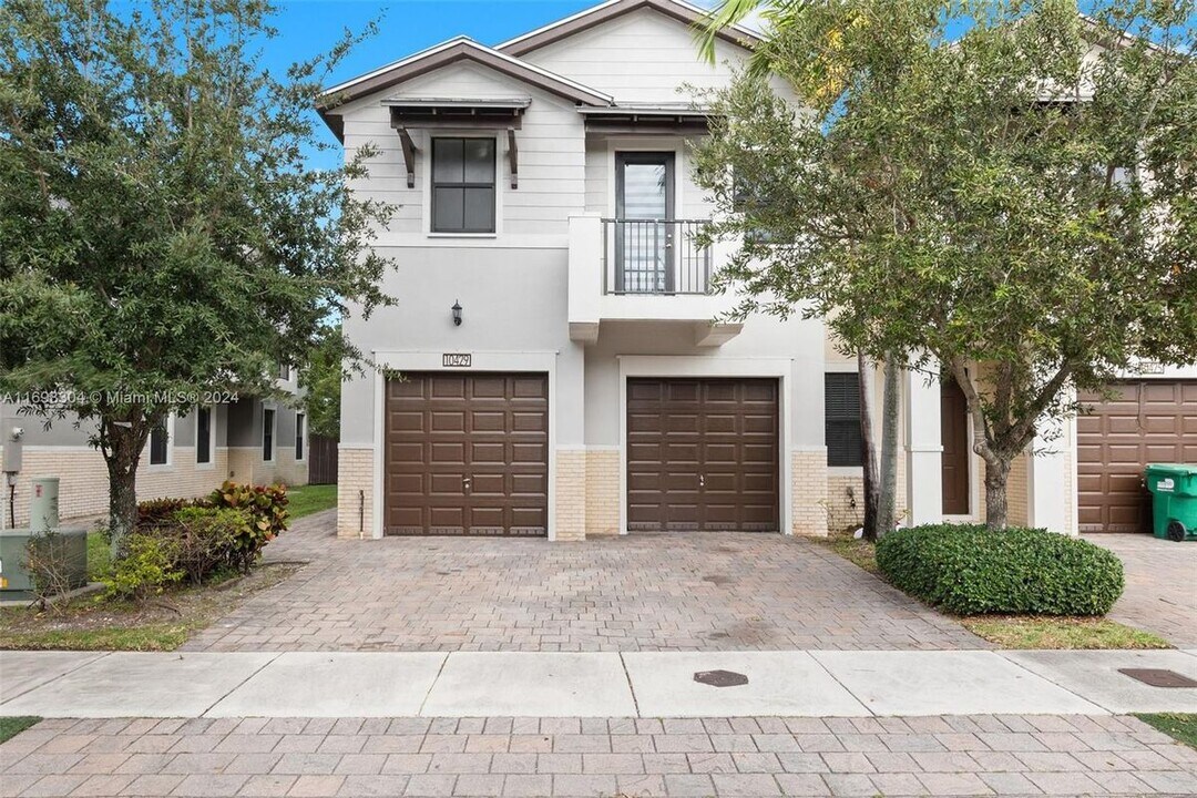 10429 NW 61 Ln. in Doral, FL - Building Photo