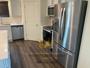 2244 Samuel St in Hanford, CA - Building Photo - Building Photo