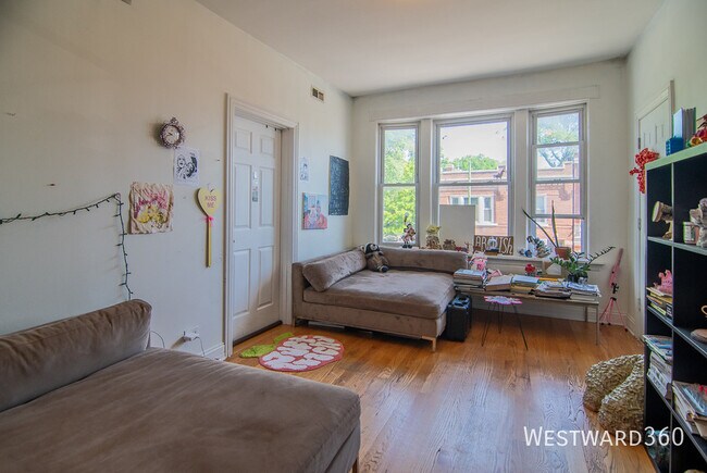 3025 W Diversey Ave in Chicago, IL - Building Photo - Building Photo