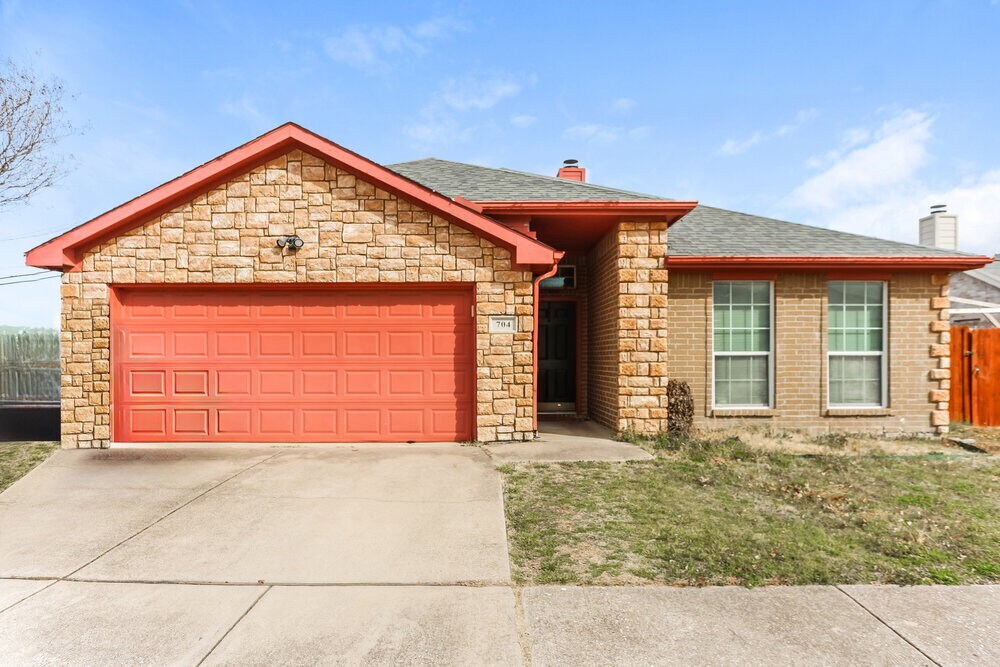 704 Rachel St in Grand Prairie, TX - Building Photo