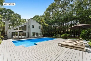 24 Quogue Riverhead Rd in Quogue, NY - Building Photo