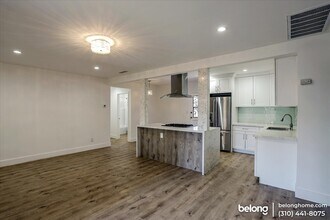 8833 Paso Robles Ave in Los Angeles, CA - Foto de edificio - Building Photo