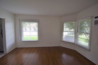 10839 Moorpark St in Los Angeles, CA - Foto de edificio - Building Photo