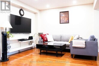 108 Lent Crescent in Brampton, ON - Building Photo - Building Photo