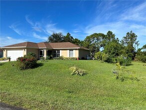 1103 Lee Ave in Lehigh Acres, FL - Foto de edificio - Building Photo