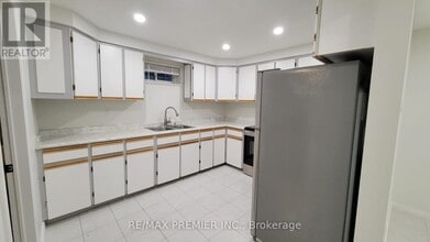 43 Brandy Crescent in Vaughan, ON - Building Photo - Building Photo