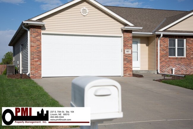 815 Larkspur Dr in Hickman, NE - Building Photo - Building Photo