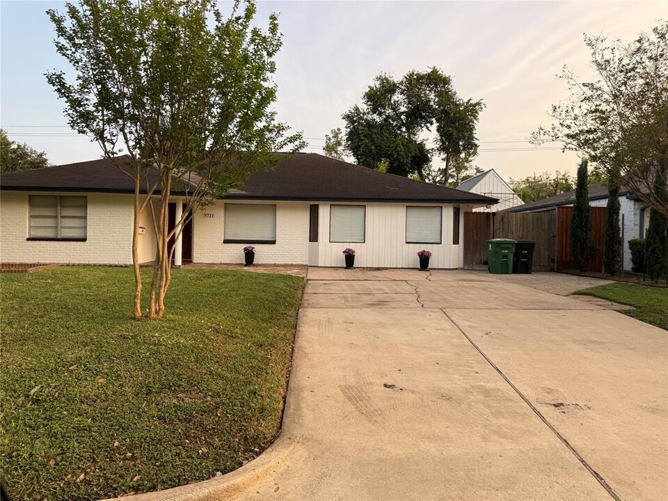 9711 Long Branch Ln in Houston, TX - Building Photo