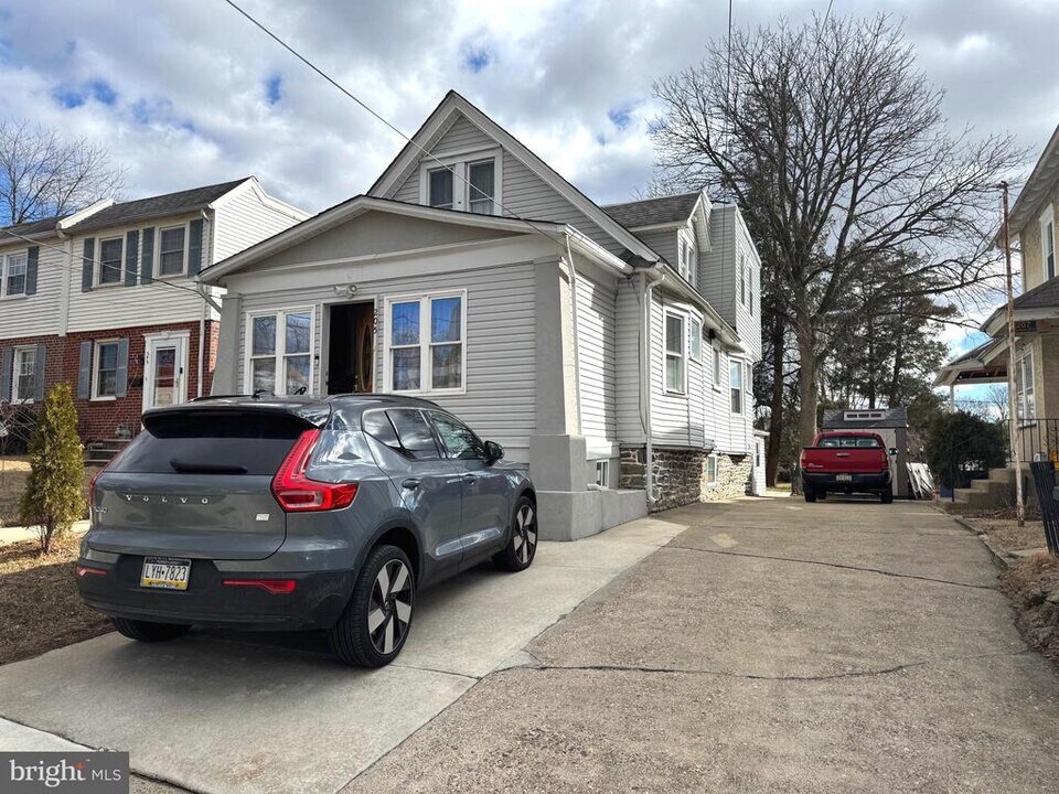 205 Windsor Ave in Upper Darby, PA - Building Photo